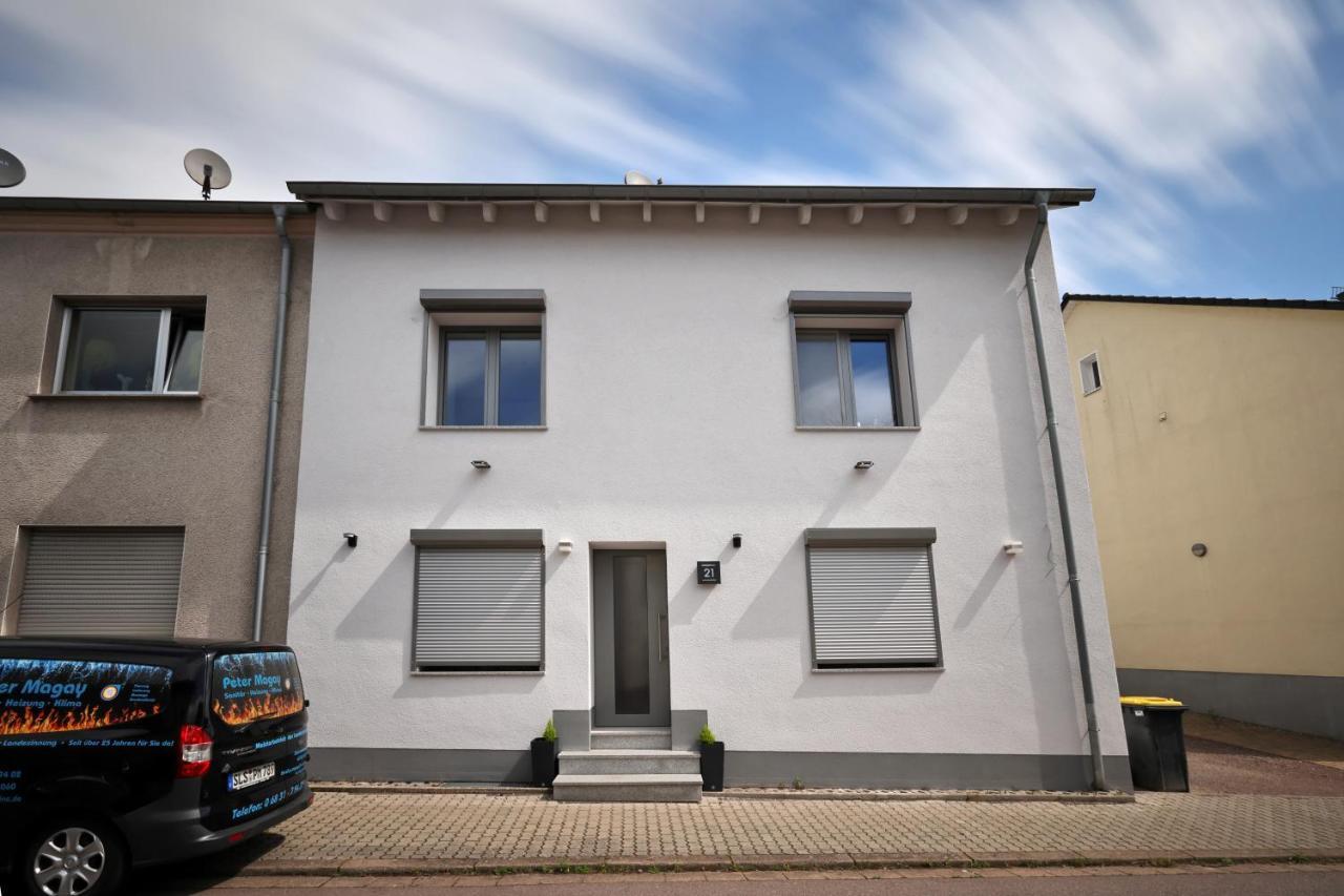 Modern Oasis: Luxury Tech Suite with Coffee Bar Wallerfangen Exterior photo