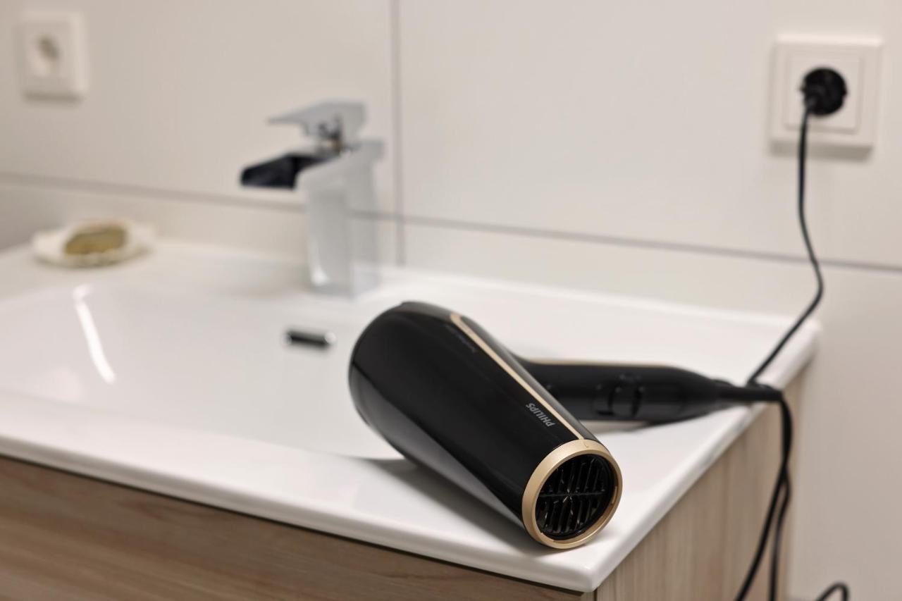Modern Oasis: Luxury Tech Suite with Coffee Bar Wallerfangen Exterior photo